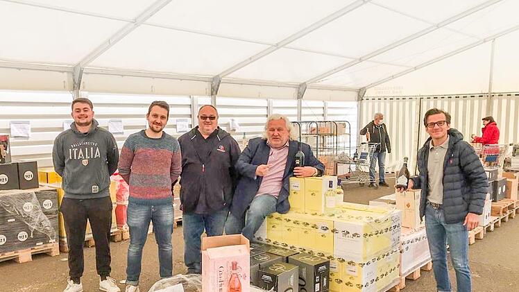 Alessandro, Fabio, Pino und Guido Di Dio beraten im "Open Air Supermarkt" ihre Kunden wie Francesco Biondolillo (rechts im Bild). Foto: privat
