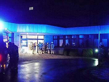 Vor dem Haupteingang der Haßfurter Haßberg-Klinik fuhren am Donnerstagabend die Einsatzfahrzeuge vor.  Foto: Feuerwehr Haßfurt