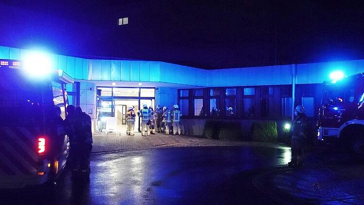 Vor dem Haupteingang der Haßfurter Haßberg-Klinik fuhren am Donnerstagabend die Einsatzfahrzeuge vor.  Foto: Feuerwehr Haßfurt