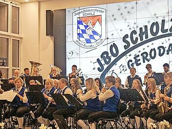 Das gesamte Orchester beim Jahreskonzert in der Wandelhalle.