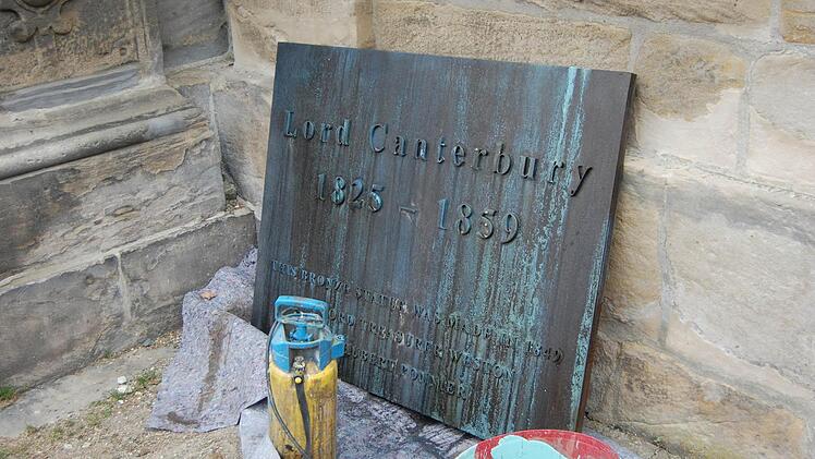 Das Denkmal von Herzog Ernst I. wurde umfunktioniert - zum Denkmal des Lord Canterbury.