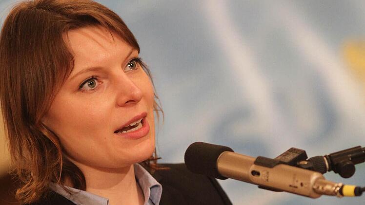 Emmi Zeulner: Ich bin absolut überwältigt. Wir waren der Kreisverband mit den wenigsten Stimmen. Das ist eine Gemeinschaftsleistung gewesen. Melitta Braun kam mit den Blumen zu mir - die hat immer an mich geglaubt. Jetzt treffe ich mich mit Jörg Kunstmann und bespreche, wie es weiter geht.