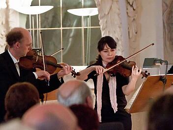 Unter der Leitung von Georg Kallweit beeindruckten Mitglieder des Philharmonischen Orchesters beim Barockkonzert im Riesensaal der Coburger Ehrenburg.Fotos: Jochen Berger