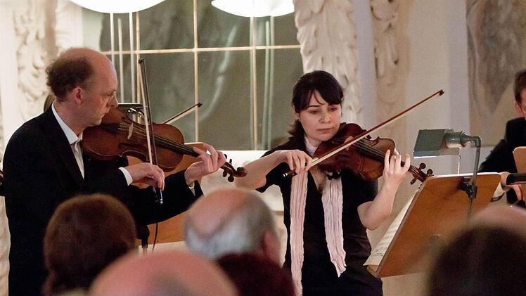 Unter der Leitung von Georg Kallweit beeindruckten Mitglieder des Philharmonischen Orchesters beim Barockkonzert im Riesensaal der Coburger Ehrenburg.Fotos: Jochen Berger