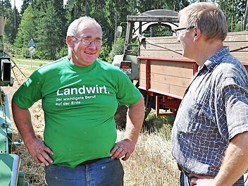 BBV-Kreisobmann Erwin Schwarz (links) tauscht sich mit seinen Kollegen im Landkreis auch über die möglichen Auswirkungen der russischen Maßnahmen aus.
