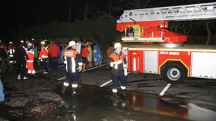 Nach einem Brand im Keller der Flüchtlingsunterkunft wurde evakuiert. Foto: Katrin Geyer