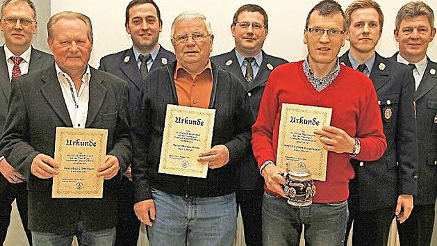 F&uuml;r ihre Treue zum Feuerwehrverein wurden (vordere Reihe, von links) Georg Seelmann, Nikolaus Amon und Siegfried Kunzelmann geehrt. Es gratulieren (hintere Reihe, von links) B&uuml;rgermeister Volker Dittrich, Vorsitzender Philipp Kunzelmann, Zweiter Kommandant Udo Seelmann, Kommandant Benedikt Hennemann und Kreisbrandmeister Andreas Schnapp.  Foto: Martina Drossel