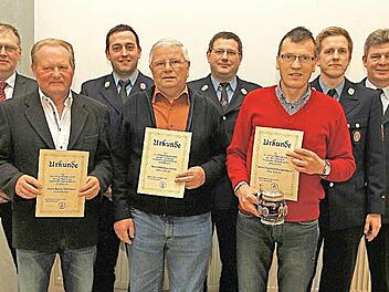 Für ihre Treue zum Feuerwehrverein wurden (vordere Reihe, von links) Georg Seelmann, Nikolaus Amon und Siegfried Kunzelmann geehrt. Es gratulieren (hintere Reihe, von links) Bürgermeister Volker Dittrich, Vorsitzender Philipp Kunzelmann, Zweiter Kommandant Udo Seelmann, Kommandant Benedikt Hennemann und Kreisbrandmeister Andreas Schnapp.  Foto: Martina Drossel