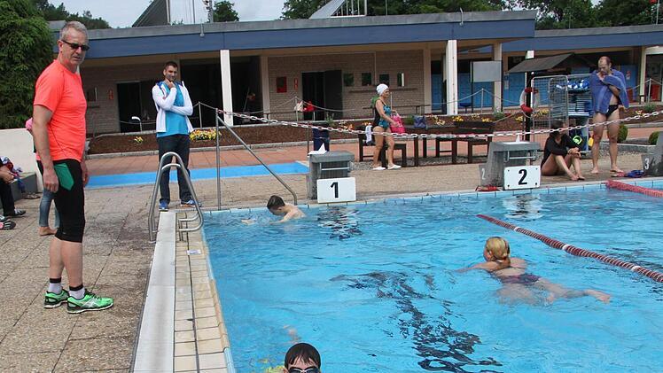 Alexander Meile spornt seine Schützlinge an und macht sie fit für den Triathlon 2016. Foto: Sonny Adam