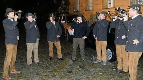 Vor der Basilika blies die Fürst-Pless-Horn-Bläsergruppe aus Bad Staffelstein vor und nach dem Gottesdienst Jagdsignale.