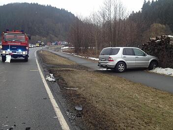 Auf der Bundesstraße 173 zwischen Zeyern und Wallenfels hat sich am Montag gegen 10.50 Uhr ein schwerer Verkehrsunfall ereignet. Die Freiwillige Feuerwehr Steinwiesen regelte den Verkehr.  Foto: Freiwillige Feuerwehr Wallenfels