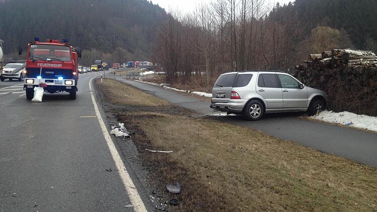 Auf der Bundesstraße 173 zwischen Zeyern und Wallenfels hat sich am Montag gegen 10.50 Uhr ein schwerer Verkehrsunfall ereignet. Die Freiwillige Feuerwehr Steinwiesen regelte den Verkehr.  Foto: Freiwillige Feuerwehr Wallenfels