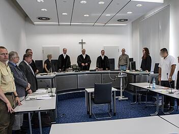 Das Foto zeigt die Kammer inklusive der Schöffen, links die Sachverständigen, rechts der Angeklagte mit seiner Verteidigerin.  Foto: Barbara Herbst