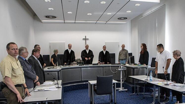 Das Foto zeigt die Kammer inklusive der Schöffen, links die Sachverständigen, rechts der Angeklagte mit seiner Verteidigerin.  Foto: Barbara Herbst