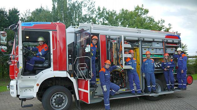 Sie sind die Zukunft der Feuerwehr. Lars B&uuml;tow, Julian Lindner, Max Stammberger, Sean Grabowski, Julian Geier, Sina Ernst und Adrian R&uuml;diger   schauen schon mal nach,   was in so einem hochmodernen L&ouml;schfahrzeug wie dem der Untersiemauer Feuerwehr steckt.Berthold K&ouml;hler