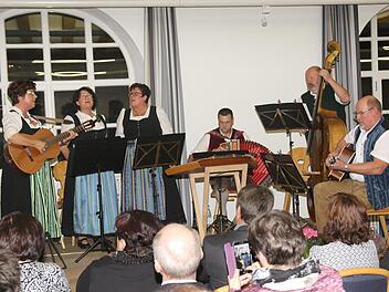 Die Hoibücher Musikanten aus der Rhön spielten sangen beim Volksmusikabend viele bekannte Stücke,  die zum Mitsingen anregten. Foto: Michael Stelzner