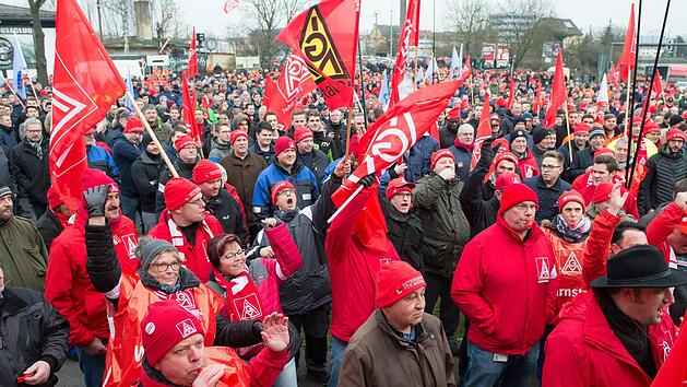 In Schweinfurt gingen die Besch&auml;ftigten bereits am Dienstag auf die Stra&szlig;e. Am Freitag soll es auch im Kreis Kronach soweit sein. Foto: Timm Schamberger/dpa