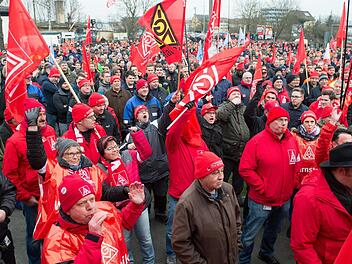 In Schweinfurt gingen die Beschäftigten bereits am Dienstag auf die Straße. Am Freitag soll es auch im Kreis Kronach soweit sein. Foto: Timm Schamberger/dpa