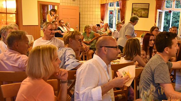 Bei Jägerschnitzel "Ost-und West" lauschten die Besucher im Gasthaus "Zum Auerhahn" den spannenden Geschichten der Zeitzeugen. Foto:  Gabi Arnold