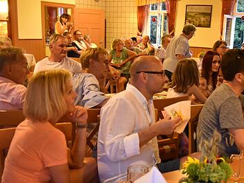 Bei J&auml;gerschnitzel "Ost-und West" lauschten die Besucher im Gasthaus "Zum Auerhahn" den spannenden Geschichten der Zeitzeugen. Foto:  Gabi Arnold