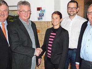 Der neue Vorsitzende Alfred Wirth (Zweiter von links) mit seinen beiden Stellvertretern Manuela Stöcker und Jochen Bergmann (weiter nach rechts). Es gratulierten auch Landrat Klaus Peter Söllner (links) und sein Stellvertreter Dieter Schaar (rechts). Foto: Horst Wunner