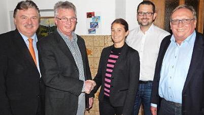 Der neue Vorsitzende Alfred Wirth (Zweiter von links) mit seinen beiden Stellvertretern Manuela Stöcker und Jochen Bergmann (weiter nach rechts). Es gratulierten auch Landrat Klaus Peter Söllner (links) und sein Stellvertreter Dieter Schaar (rechts). Foto: Horst Wunner