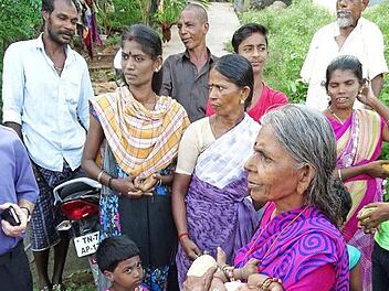 Pfarrer Walter Ries (links) mit Bewohnern des Lepra-Dorfes Gothi Nager in Südindien Foto: p
