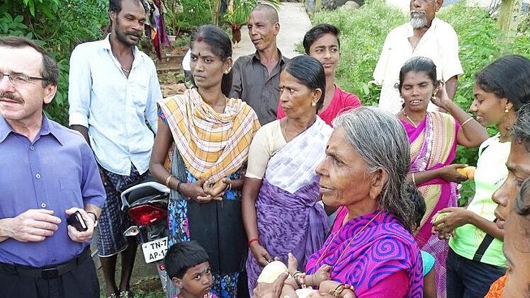 Pfarrer Walter Ries (links) mit Bewohnern des Lepra-Dorfes Gothi Nager in Südindien Foto: p