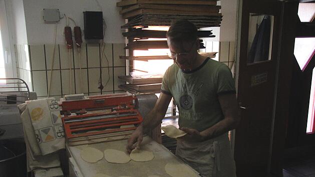 B&auml;ckermeister Udo Winter bei der Arbeit in der Backstube.