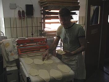 Bäckermeister Udo Winter bei der Arbeit in der Backstube.