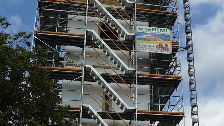 Der Turm der alten Lisberger Pfarrkirche ist eingerüstet. Foto: Marion Krüger-Hundrup