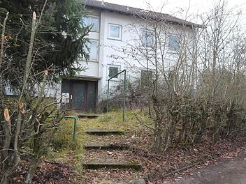 In der Dörrenbergstraße 2 (im Bild) und der Rothenrainer Straße in Wildflecken sollen bis zu 50 afghanische Ortskräfte unterkommen. Dieses Vorhaben der Regierung von Unterfranken stieß im Gemeinderat auf große Bedenken.  Foto: Rebecca Vogt