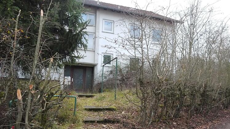 In der Dörrenbergstraße 2 (im Bild) und der Rothenrainer Straße in Wildflecken sollen bis zu 50 afghanische Ortskräfte unterkommen. Dieses Vorhaben der Regierung von Unterfranken stieß im Gemeinderat auf große Bedenken.  Foto: Rebecca Vogt