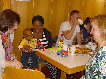 Willi, den kleinen Sohn von Florence aus Nigeria, hatten schnell alle in ihr Herz geschlossen.  Foto: Petra Malbrich