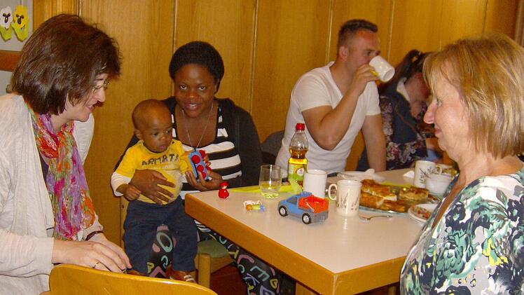 Willi, den kleinen Sohn von Florence aus Nigeria, hatten schnell alle in ihr Herz geschlossen.  Foto: Petra Malbrich