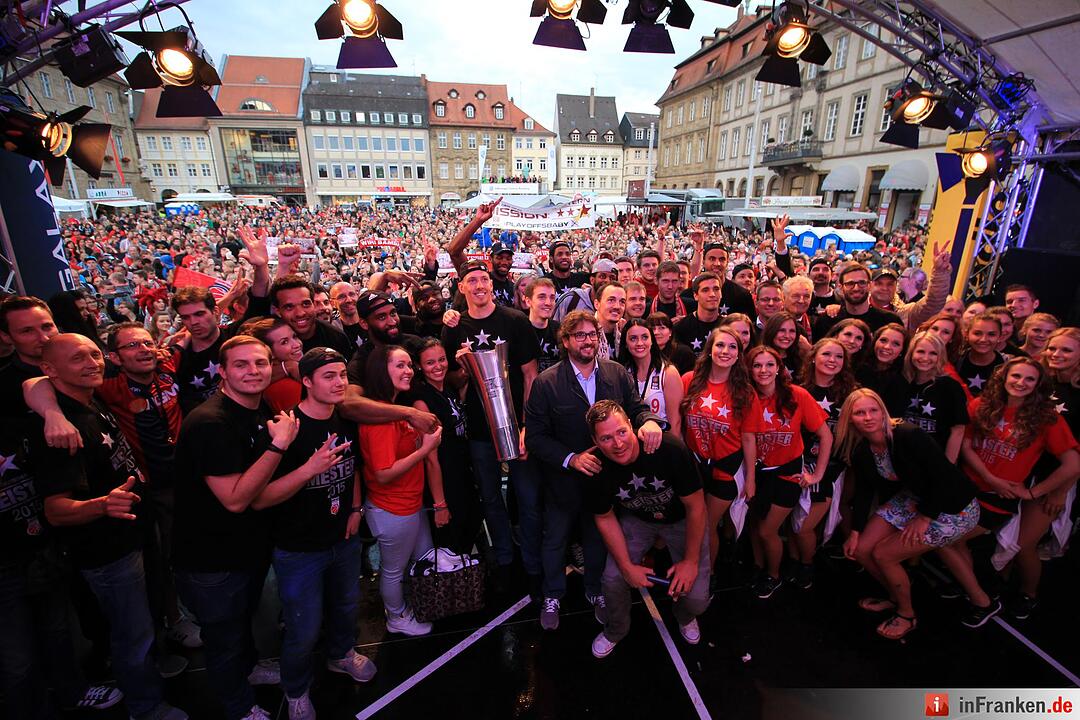 Meister-Party am Maxplatz