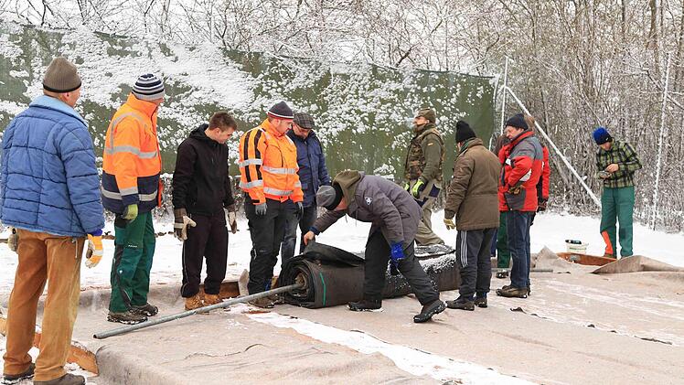 Die Wintersport- und Wanderfreunde Pinzberg präparieren ihre Eisbahn. Foto: Franz Galster