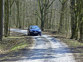 Über Stock und Stein von Aura nach Euerdorf? Eine Baumaßnahme an der Auraer "Schrenk" zur Euerdorfer "Wildfuhr" (Foto) bedingt die vorgeschlagene Umleitung, die wohl nicht viel Gegenliebe im Markt findet.  Foto: Winfried Ehling