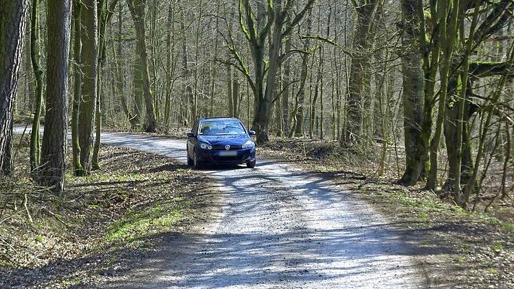 Über Stock und Stein von Aura nach Euerdorf? Eine Baumaßnahme an der Auraer "Schrenk" zur Euerdorfer "Wildfuhr" (Foto) bedingt die vorgeschlagene Umleitung, die wohl nicht viel Gegenliebe im Markt findet.  Foto: Winfried Ehling