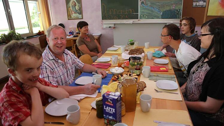 Anschließend wird ausgiebig gefrühstückt. Links Gwion und Lehrer Uwe Kopp Foto: Barbara Herbst