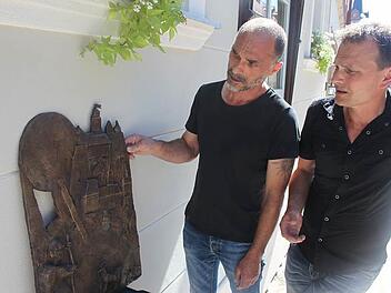 Johannes und Tobias Schreiber besprechen die Motive der einzelnen Bronzetafeln. Dabei werden Erinnerungen an ihren Vater wach. Foto: Veronika Schadeck