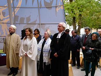Die Bamberger Religionsvertreter Schulter an Schulter. Von links Imam Coskun Sirri Mert, Pastoralreferentin Barbara Göb, Rabbinerin Antje Yael Deusel und Dekan Hans-Martin Lechner  Foto: Marion Krüger-Hundrup