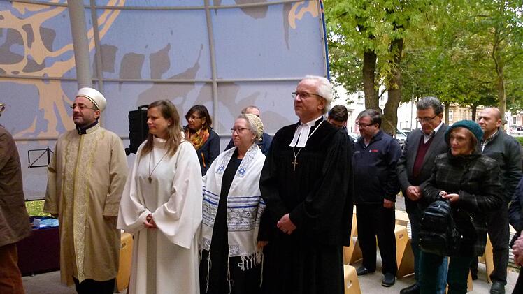 Die Bamberger Religionsvertreter Schulter an Schulter. Von links Imam Coskun Sirri Mert, Pastoralreferentin Barbara Göb, Rabbinerin Antje Yael Deusel und Dekan Hans-Martin Lechner  Foto: Marion Krüger-Hundrup