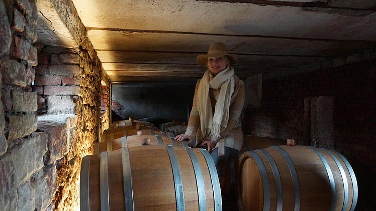 Franziska Bischof zeigt den Keller für die Whisky-Fässer.Foto: Arkadius Guzy