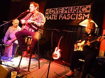 Den Musikern Applaus für den Auftritt, dem Verein Alternative Kultur, und dem Team vom JUZ ein Danke für die Organisation. Foto: Rolf Krebs