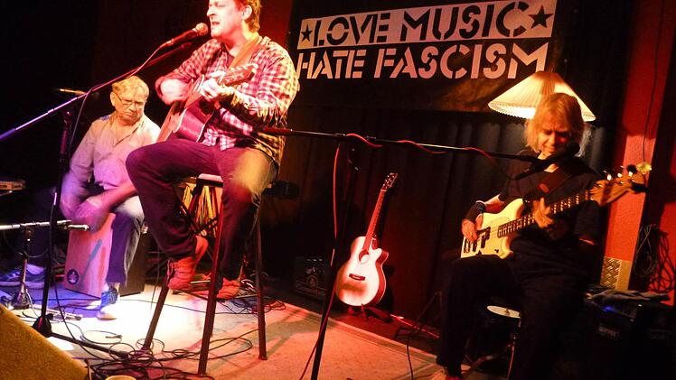 Den Musikern Applaus für den Auftritt, dem Verein Alternative Kultur, und dem Team vom JUZ ein Danke für die Organisation. Foto: Rolf Krebs