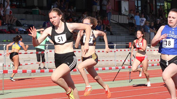 Elisa Eich (Nr. 51 / TV/DJK Hammelburg), derzeit Bayerns beste Mehrkämpferin der W-14, gewann bei den Bezirksmeisterschaften die 100 Meter und das Kugelstoßen der W-14.