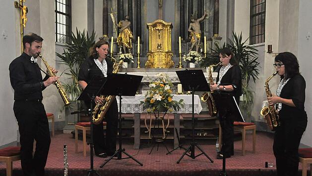 André Müller (von links), Christina Wimmel, Daniela Pfrang und Antje Hartmann von den Poppenrother Musikanten glänzten bei ihrem ersten Konzert als Saxophon-Quartett in der St. Ulrichkirche.  Foto: Peter Klopf