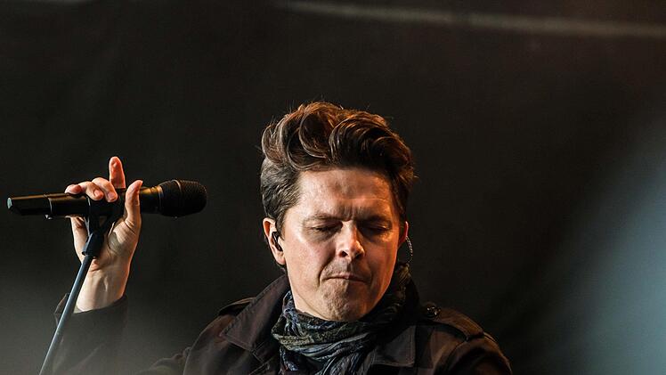 Umjubelter Auftritt: Michael Patrick Kelly fasziniert im ausverkauften Schlosshof von Tambach. Foto: Jochen Berger