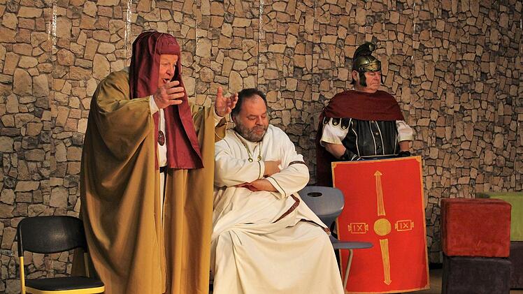 Der Hohepriester (Peter Ott, links) will Pilatus (Peter Lorz, Mitte) von der Gefahr durch Jesu Wirken überzeugen. Rechts im Bild Josef Lorz   Foto: Evi Seeger